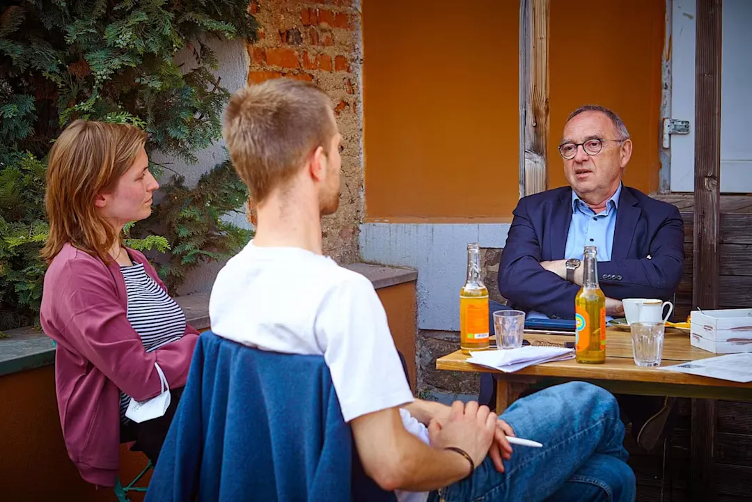 Anna Hoffmeister im Gespräch mit einer Person des öffentlichen Lebens